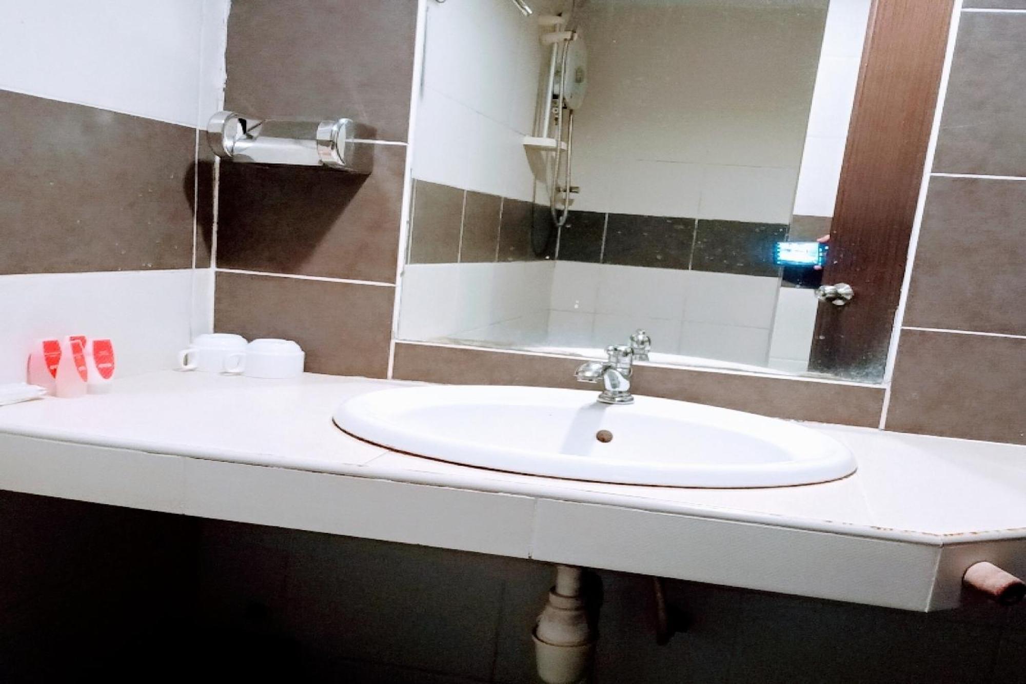 Oyo 90411 Perdana Hotel לבואן מראה חיצוני תמונה